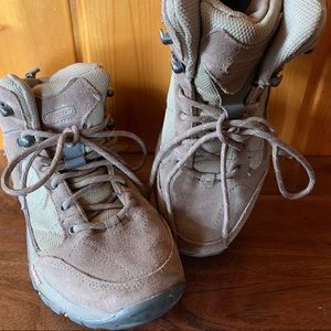 Hiking boots/ sneakers